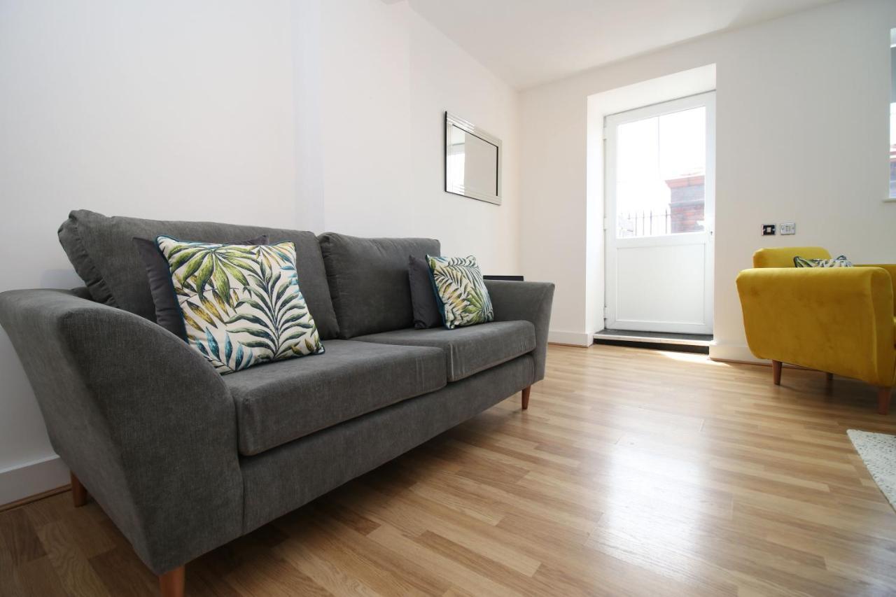 St Thomas Loft Views By Ssw - 2Br, Parking, Sleeps 4, Easy Access To City Centre, Marina, Beach And M4 สวอนซี ภายนอก รูปภาพ